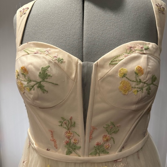 Cream colored beautiful tulle formal gown. Never worn or altered. - Picture 2 of 7